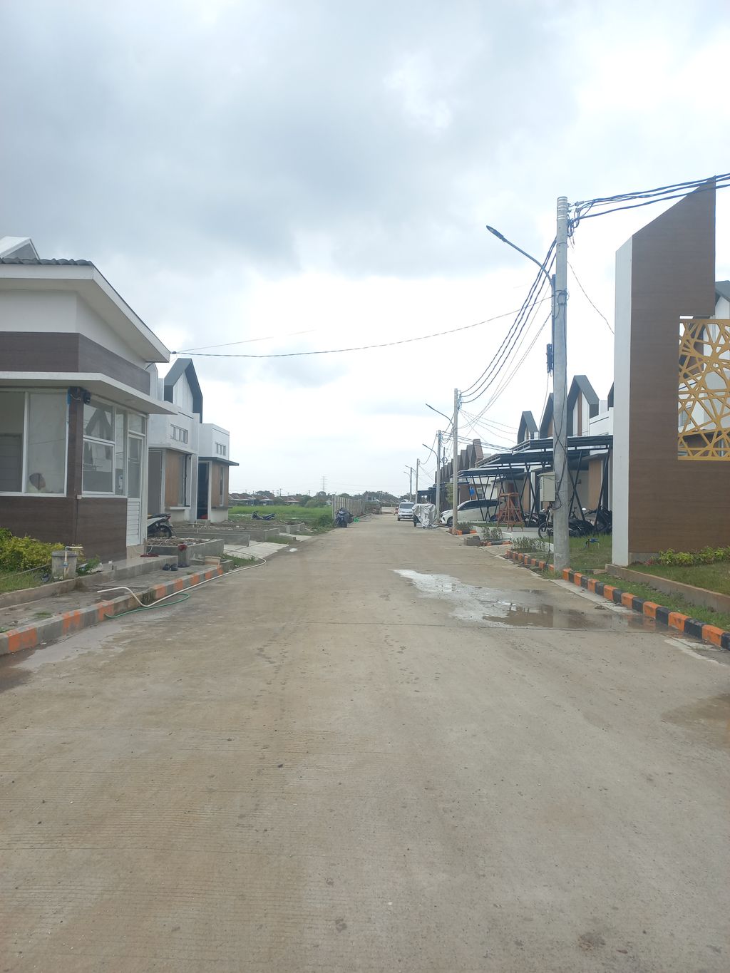 foto posisi tengah perumahan MANGKUALAM KARAWANG 2