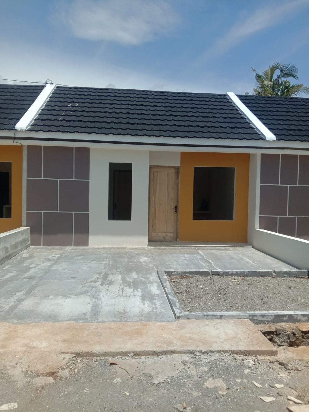 foto tampak rumah tipe 36/75 perumahan GRAND HARMONI KROYA