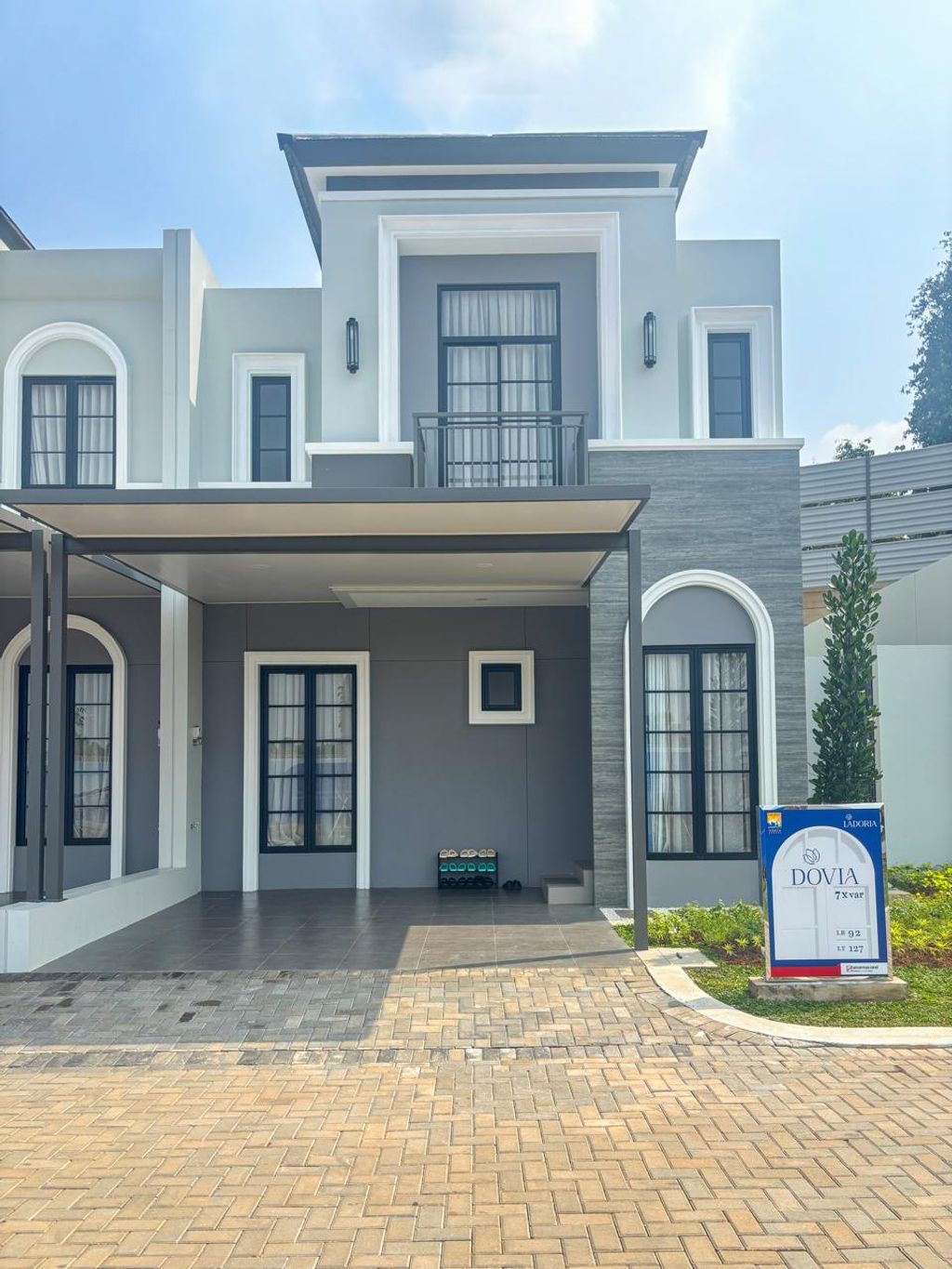 foto tampak rumah tipe T.84 perumahan GRAND WISATA - CLUSTER DOVIA