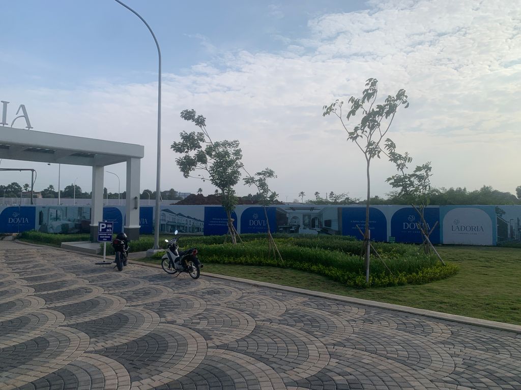 foto posisi tengah perumahan GRAND WISATA - CLUSTER DOVIA