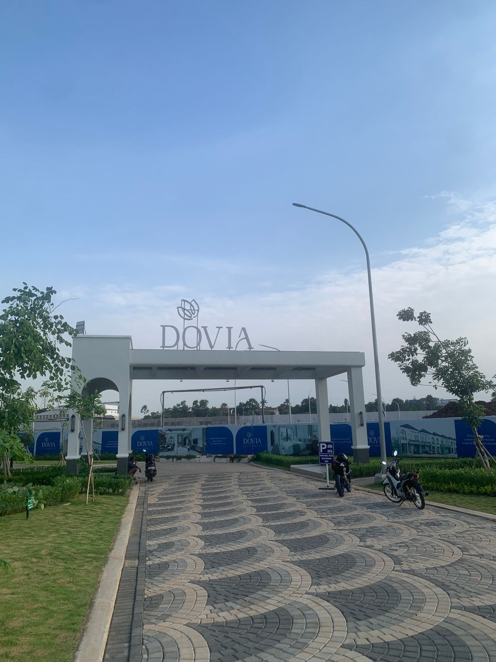 foto gerbang perumahan GRAND WISATA - CLUSTER DOVIA