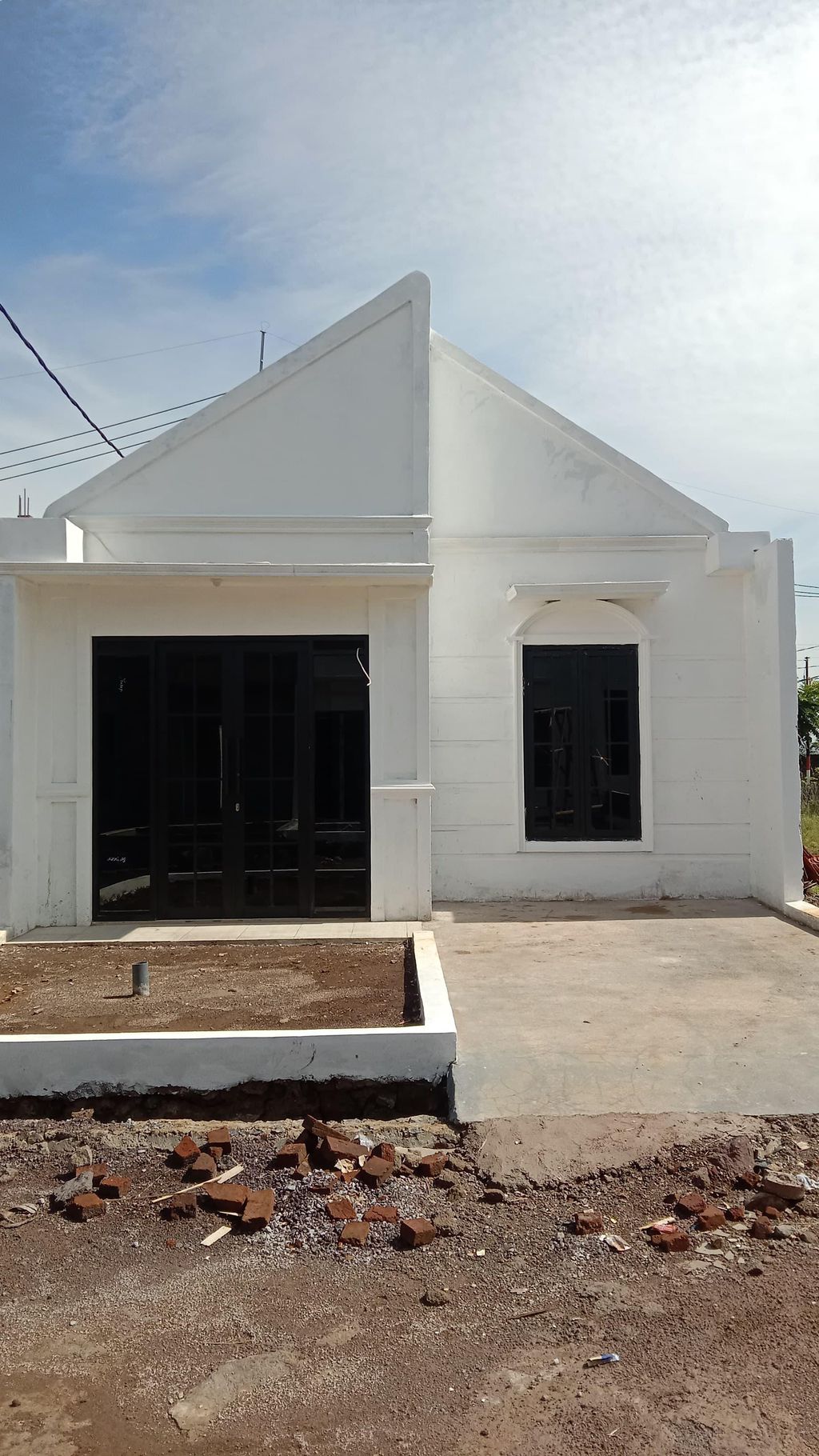 foto tampak rumah tipe AMERICAN CLASIK perumahan POLARIS RESIDENCE