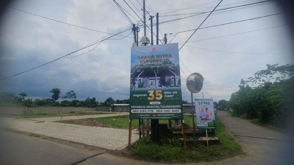 foto gerbang perumahan PERUMAHAN GRAHA MITRA KEPUHREJO