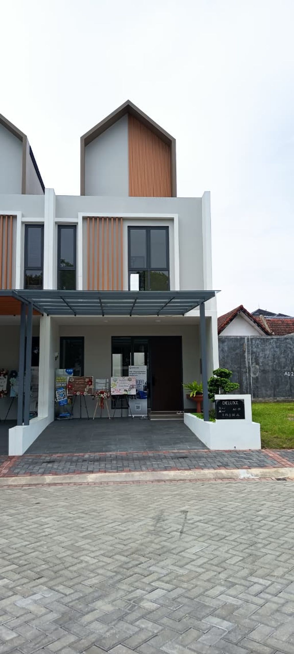 foto tampak rumah tipe Deluxe (Modi) perumahan Victoria Park Residence