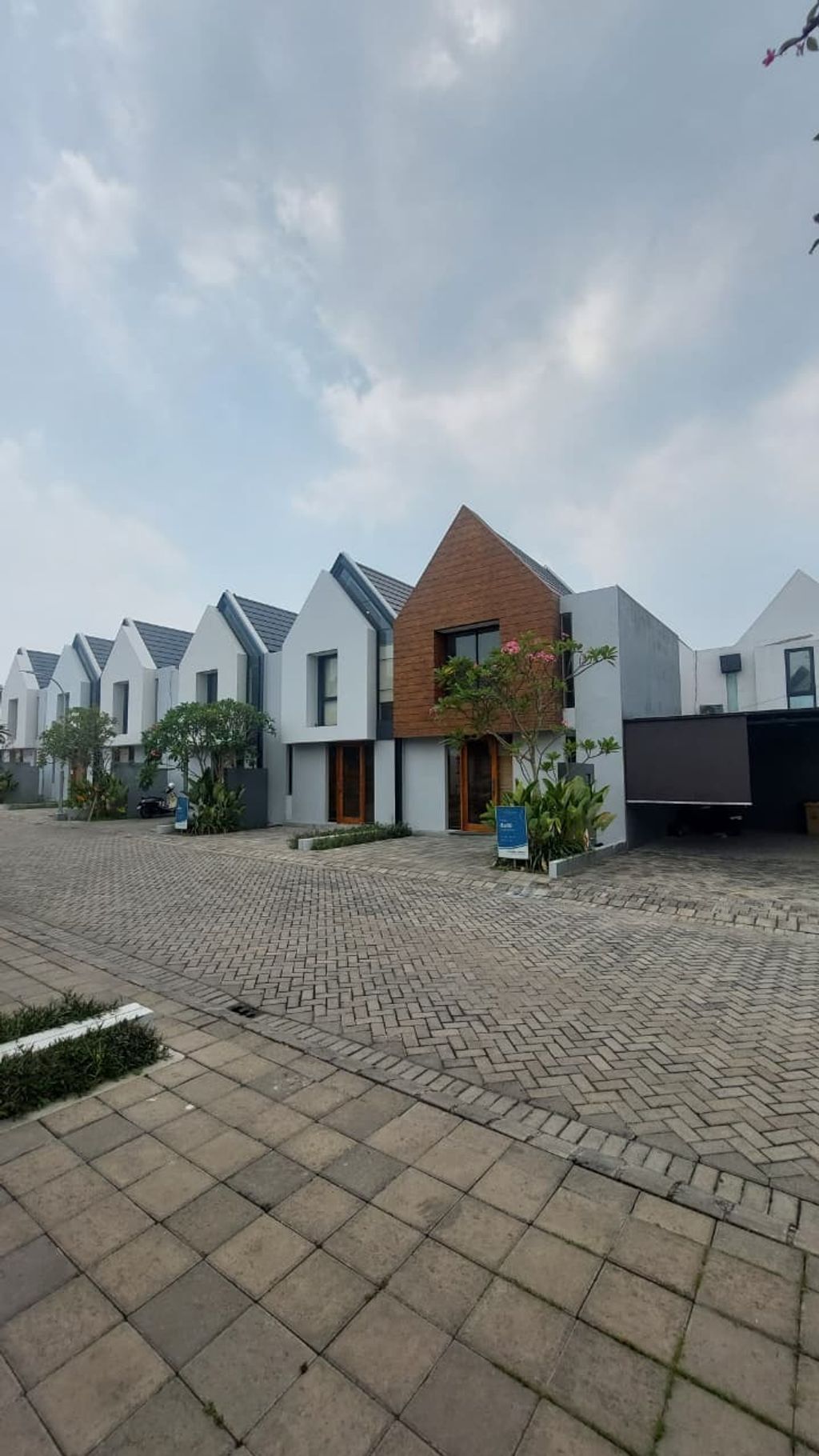 foto tampak rumah tipe A21-22 (Show Unit) perumahan ROYAL RESIDENCE MENGANTI