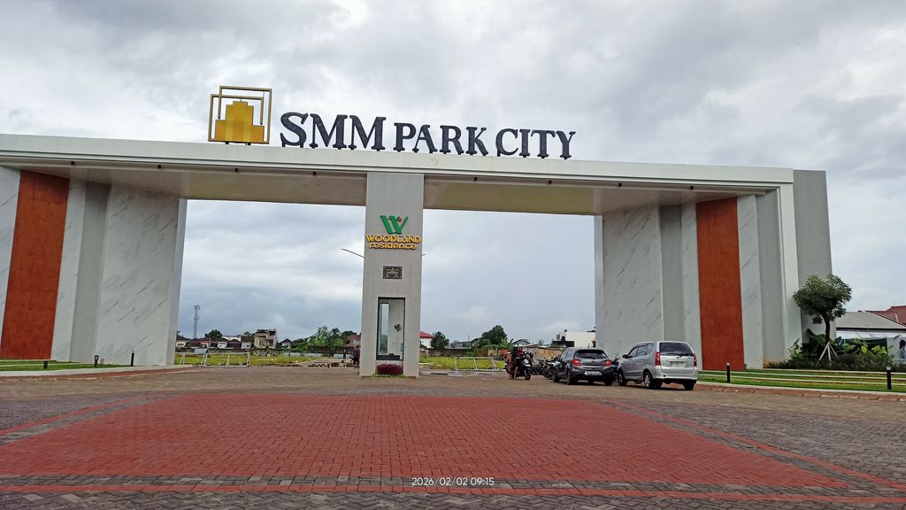 foto gerbang perumahan WOODLAND RESIDENCE