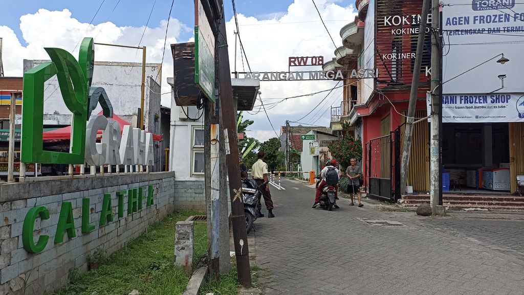 foto gerbang perumahan Graha Calathea