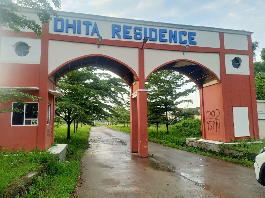 foto gerbang perumahan Dhita Residence 2