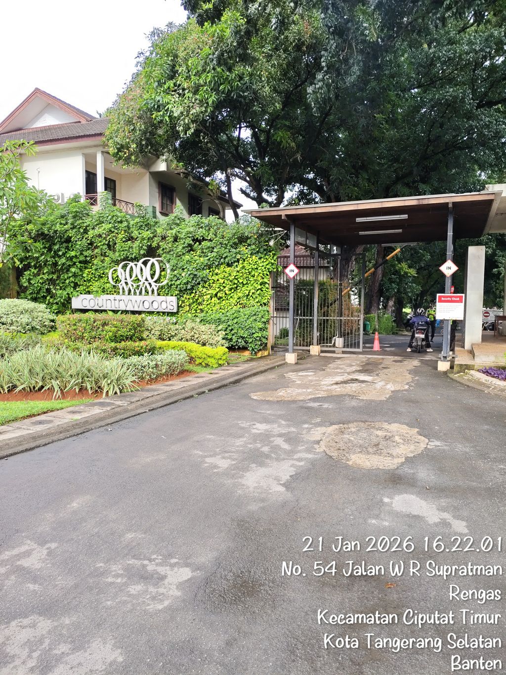 foto gerbang perumahan Countrywoods Heritage