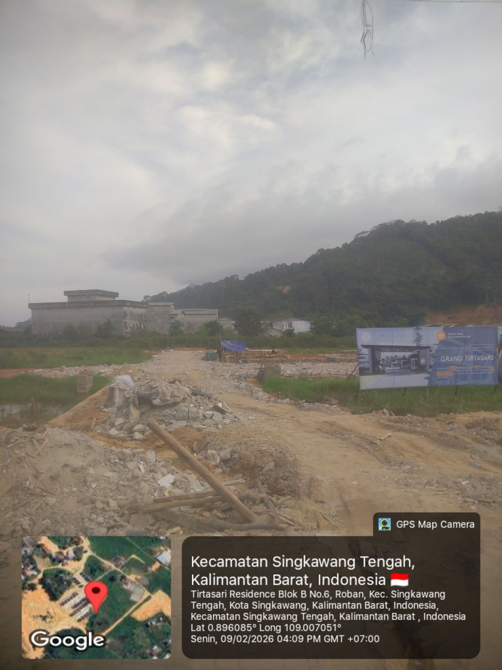 foto gerbang perumahan Grand Tirtasari