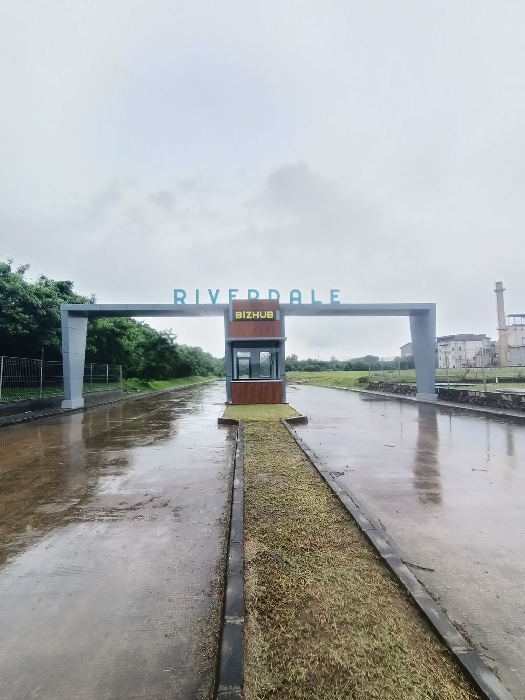 foto gerbang perumahan Riverdale BizHub