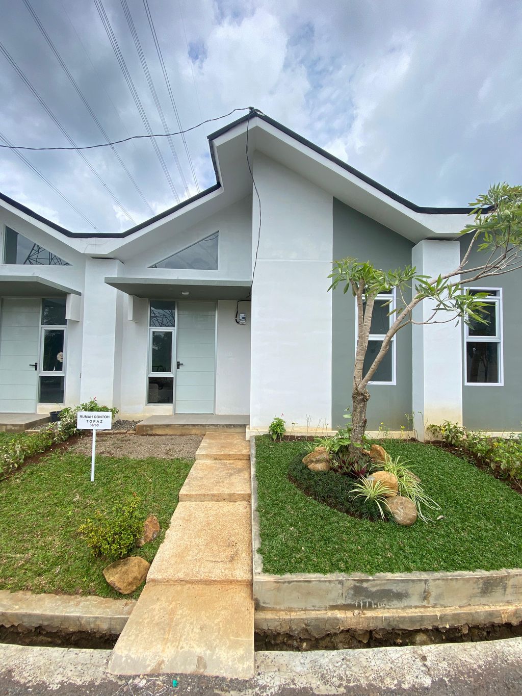 foto tampak rumah tipe Topaz perumahan Alam Indah Estate