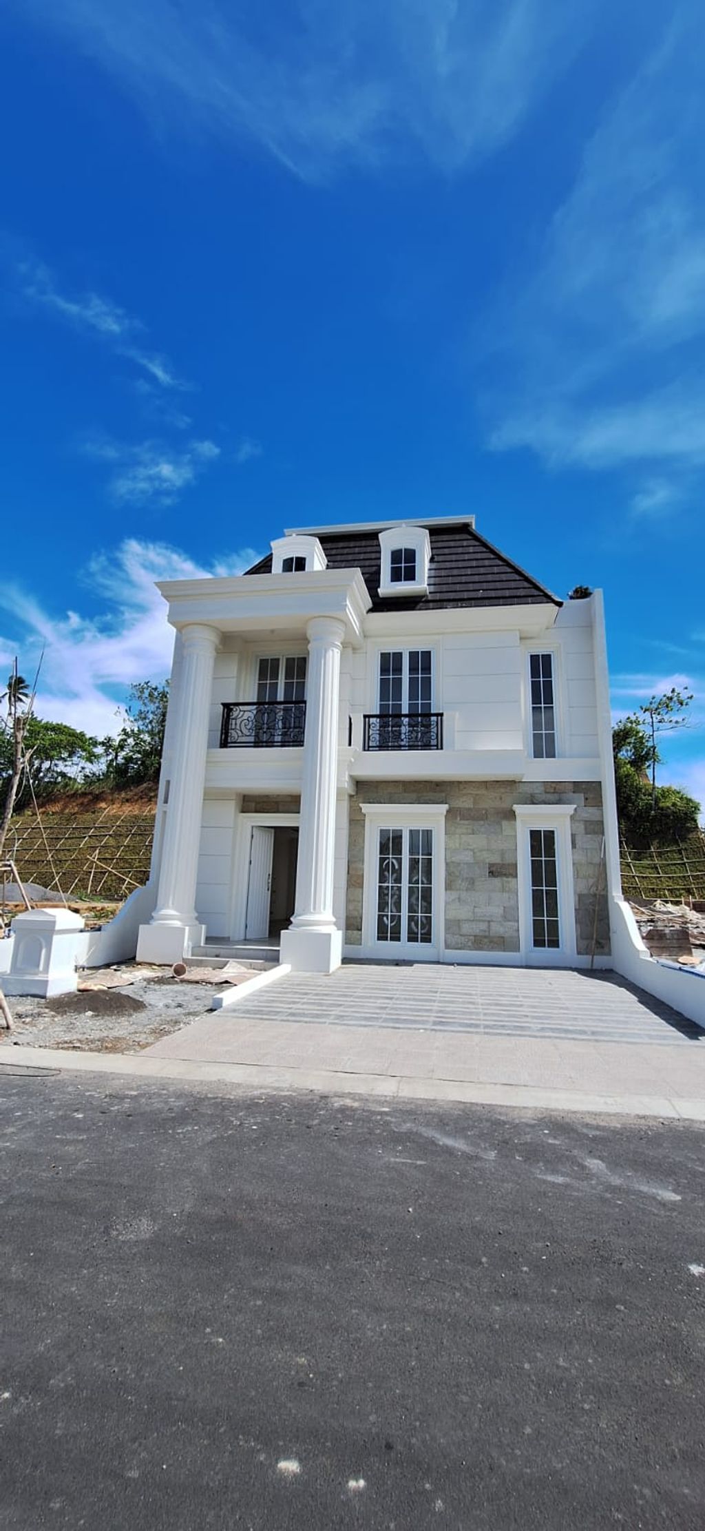 foto tampak rumah tipe NEW BALMORAL DELUXE perumahan CITRALAND KAIRAGI MANADO