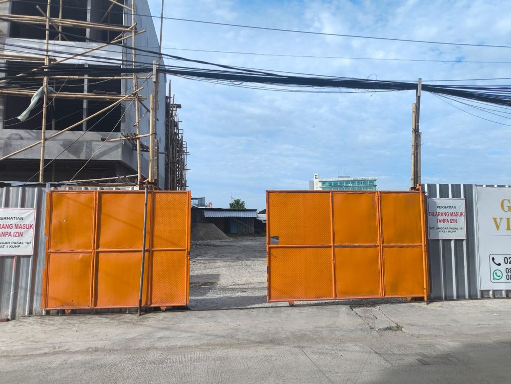 foto gerbang perumahan RUKAN GRAND VICTORY