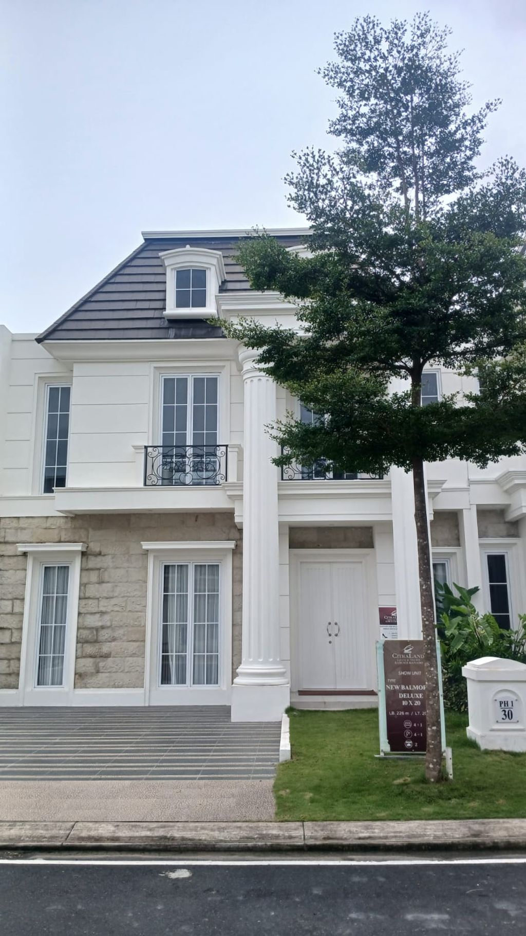 foto tampak rumah tipe NEW BALMORAL DELUXE perumahan CITRALAND KAIRAGI MANADO