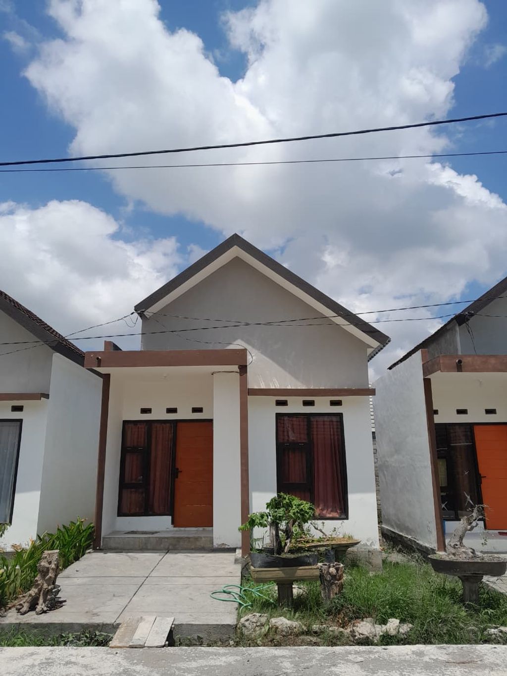 foto tampak rumah tipe 28/72 perumahan Hissto Granada Residence