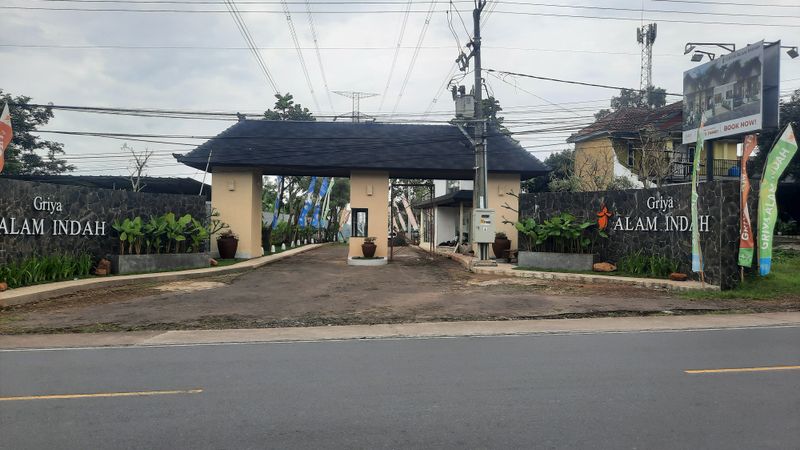 foto gerbang perumahan Alam Indah Estate