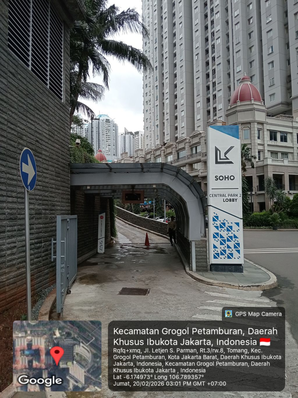 foto gerbang perumahan Apartemen SOHO PODOMORO CITY