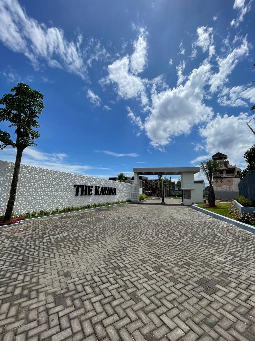 foto gerbang perumahan THE KAYANA