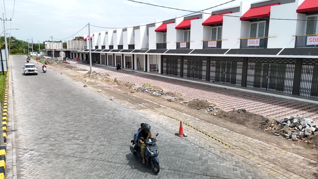 foto gerbang perumahan RUKO BOULEVARD