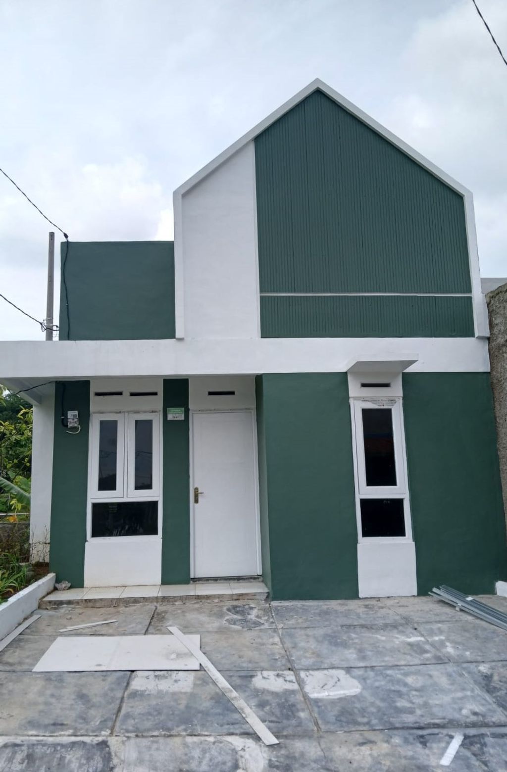 foto tampak rumah tipe SAKURA GENERIK 21/78 perumahan GRAHA TAMANSARI