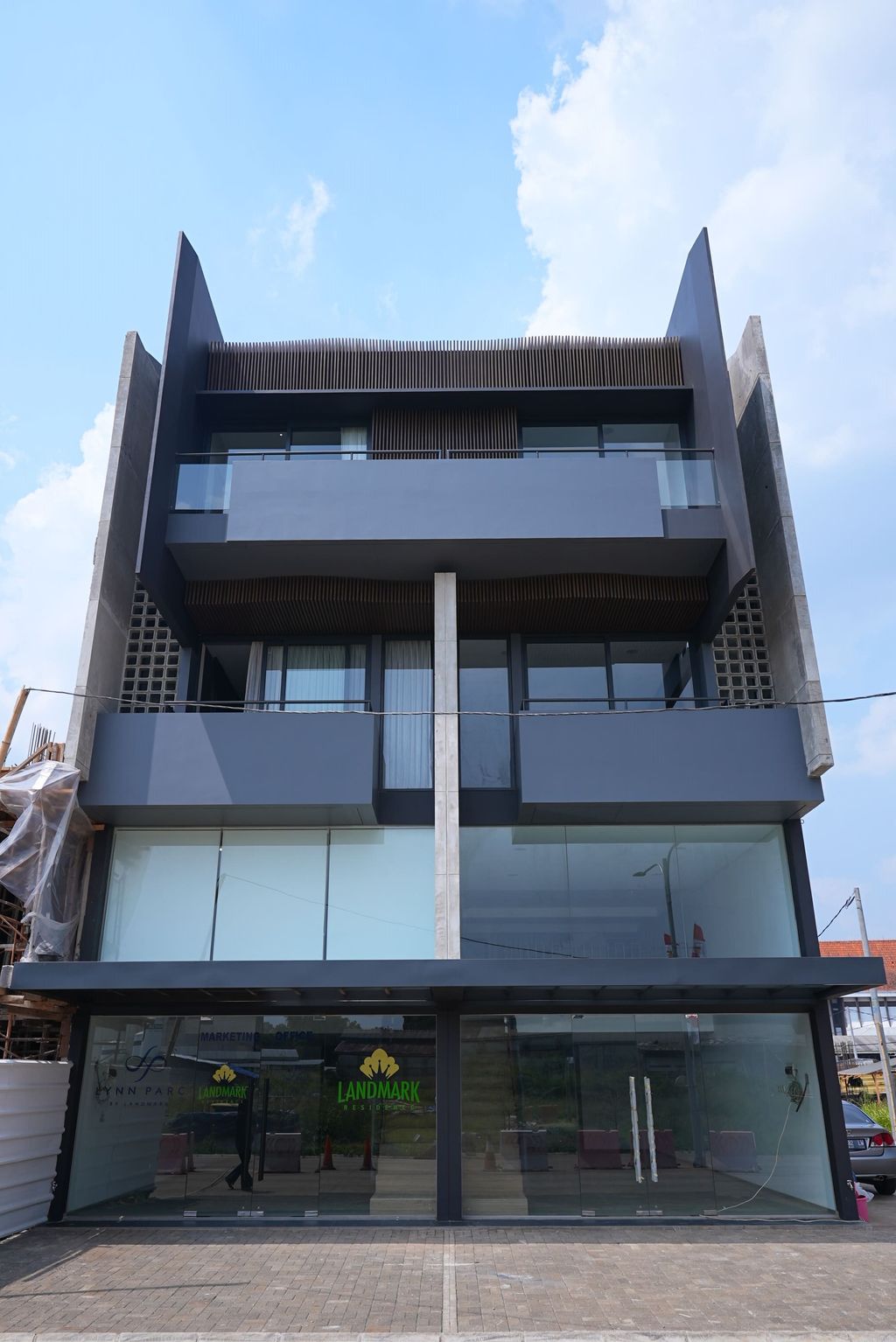 foto tampak rumah tipe 3 Lantai SOHO 12 perumahan Lynn Parc Residence