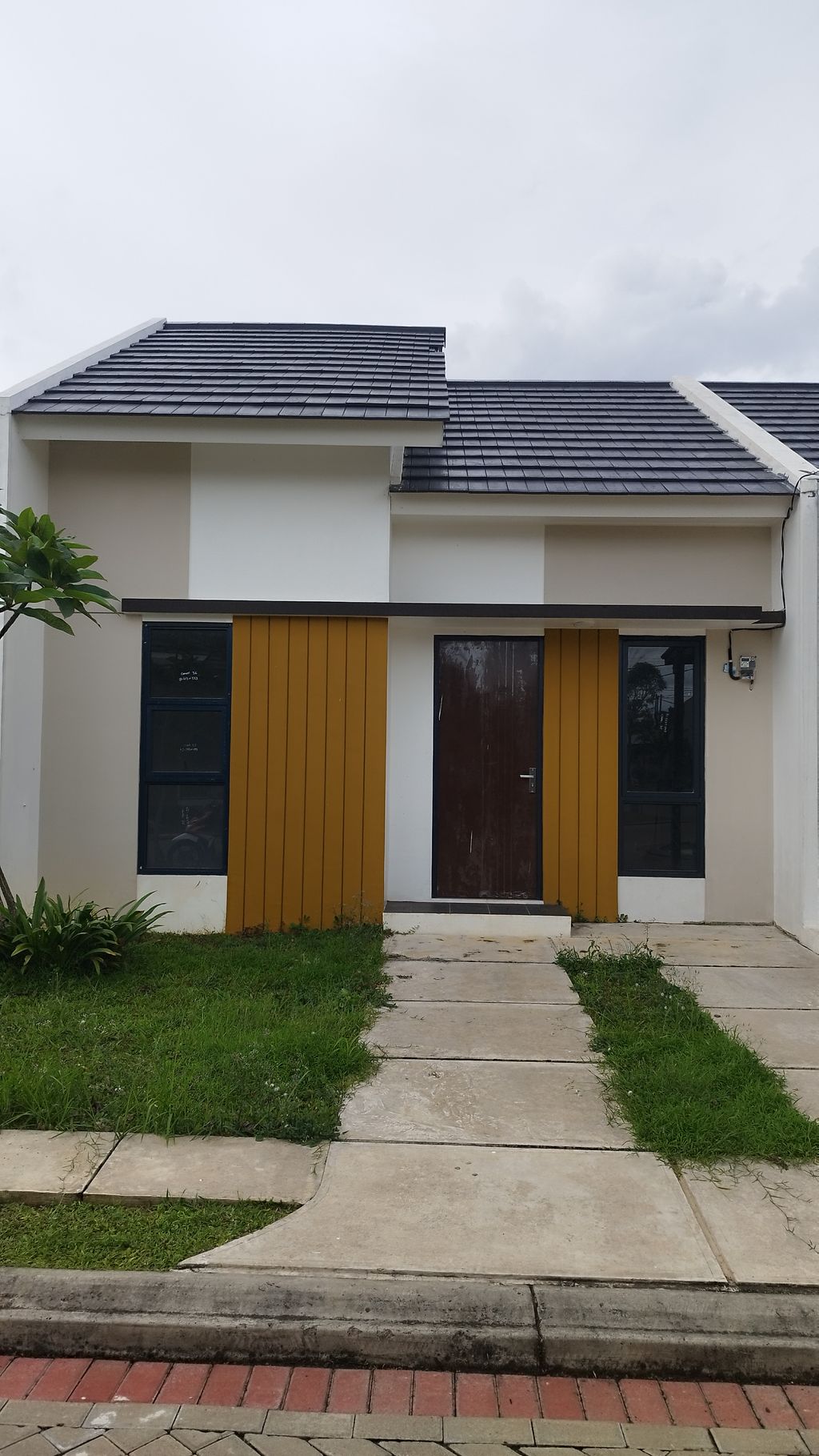 foto tampak rumah tipe 36/143 perumahan Padma Hills