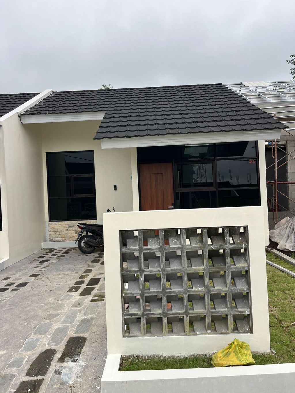 foto tampak rumah tipe 30/81 perumahan PERUMAHAN CANDI HILLS