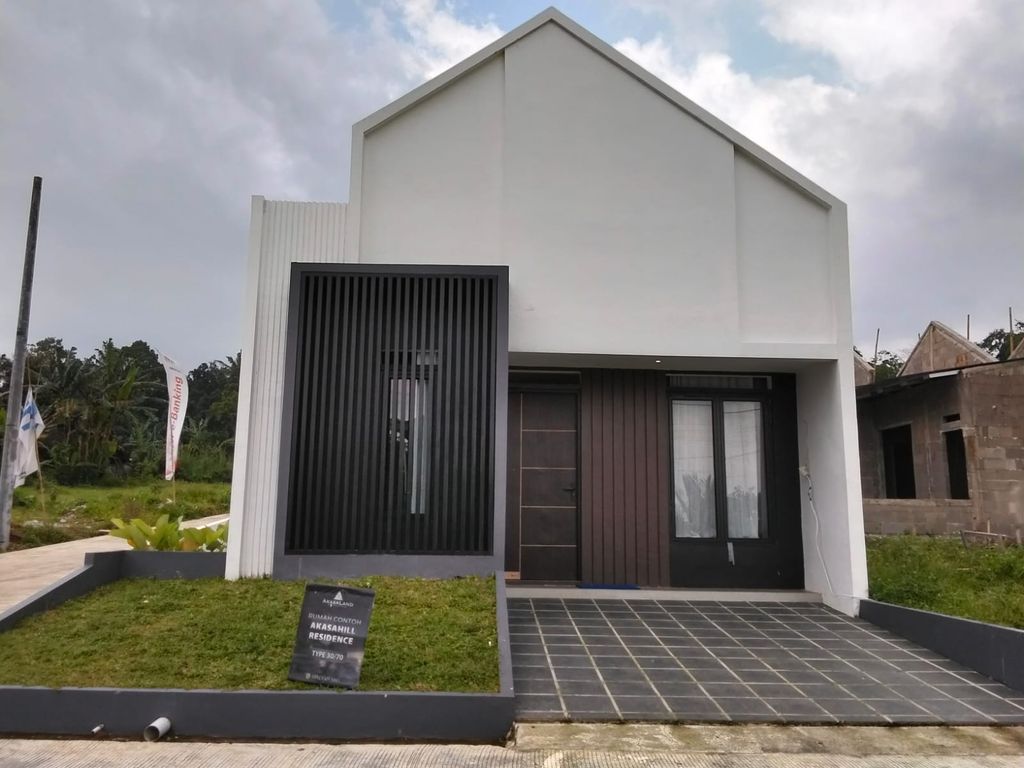 foto tampak rumah tipe 30/70 perumahan Akasahill Residence