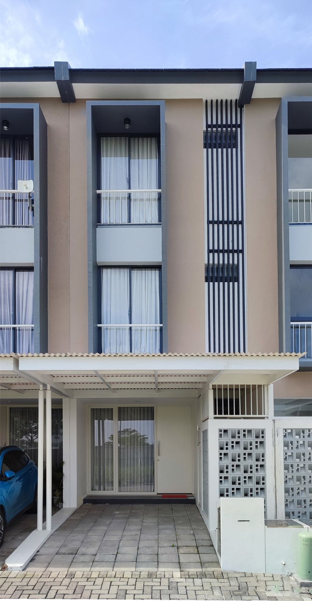 foto tampak rumah tipe Oakwood 3BR perumahan ROYAL RESIDENCE