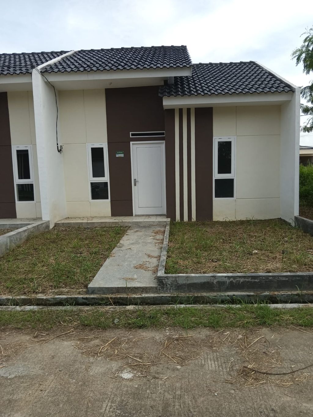 foto tampak rumah tipe Camelia perumahan TAMAN CISOKA INDAH