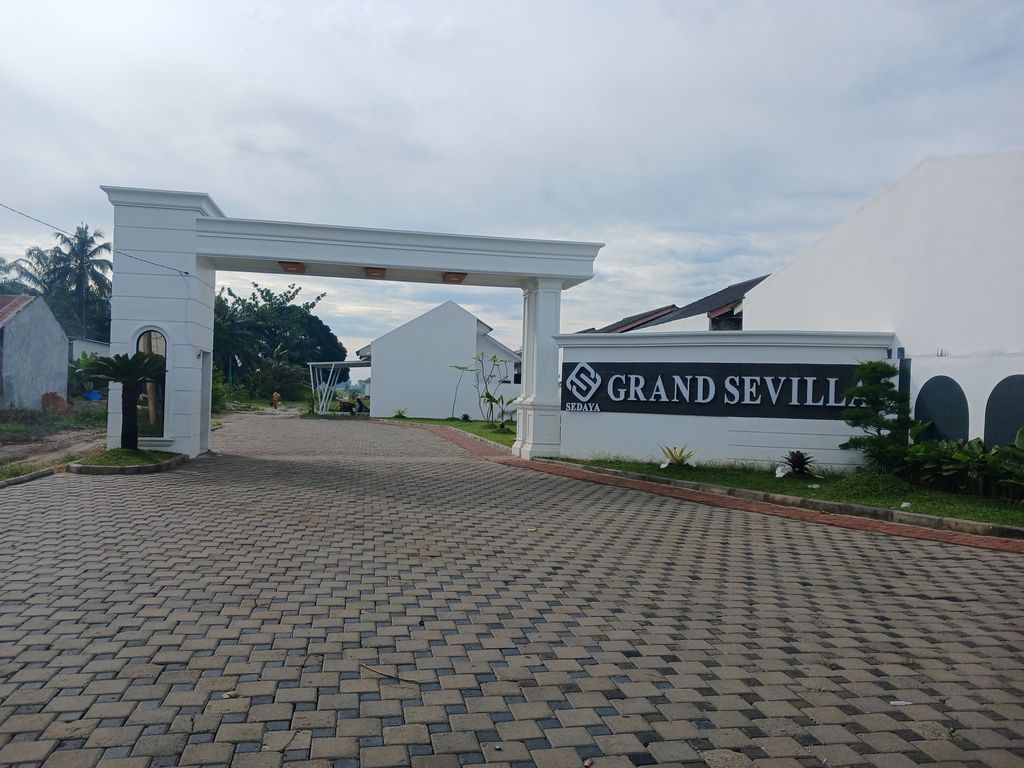 foto gerbang perumahan GRAND SEVILLA