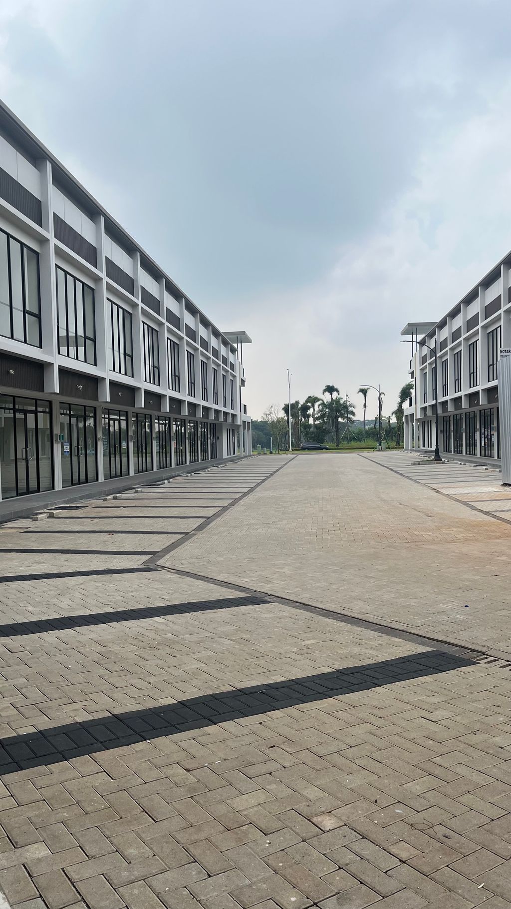 foto posisi tengah perumahan Ruko Sorrento Grande East