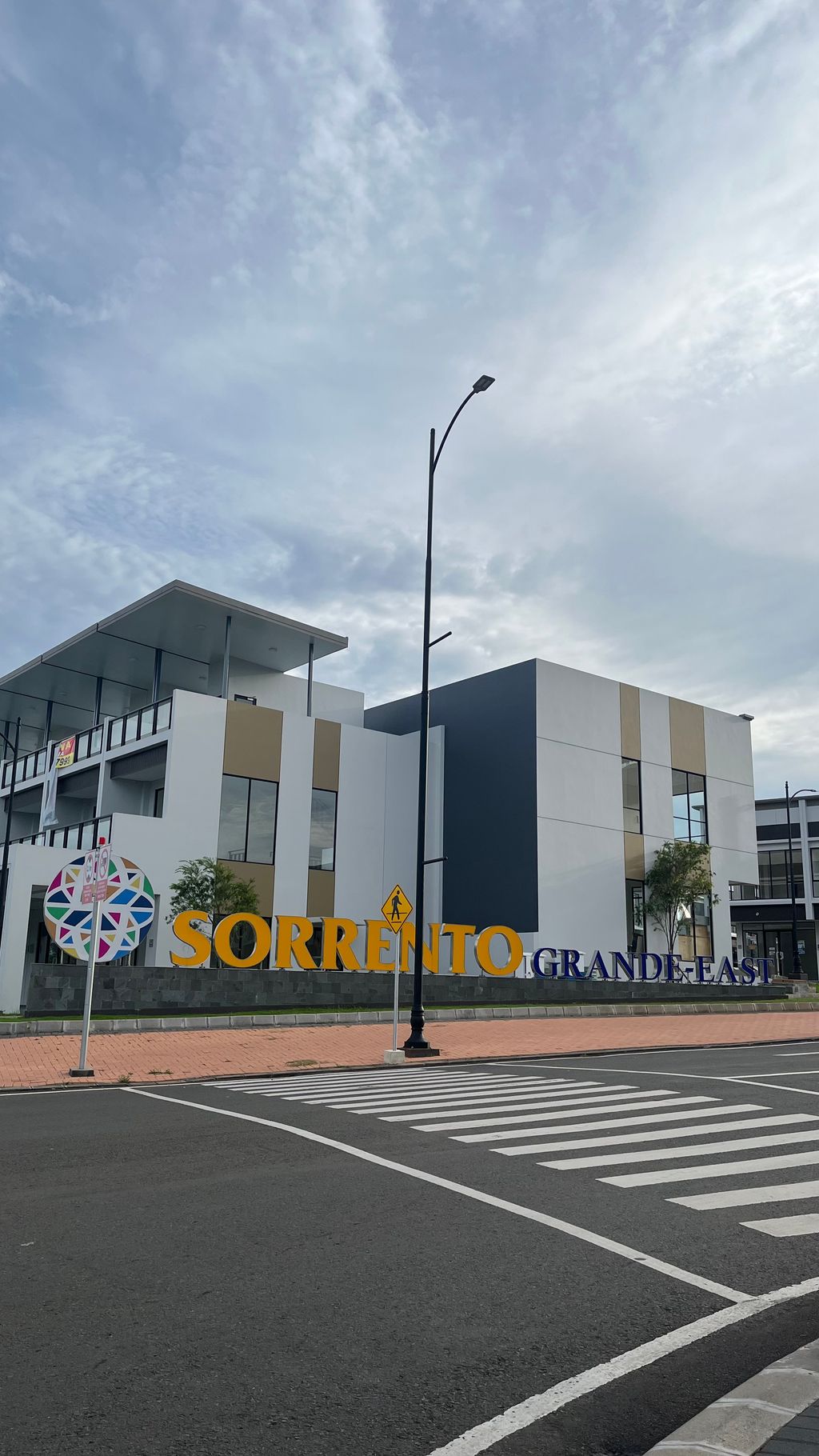 foto gerbang perumahan Ruko Sorrento Grande East