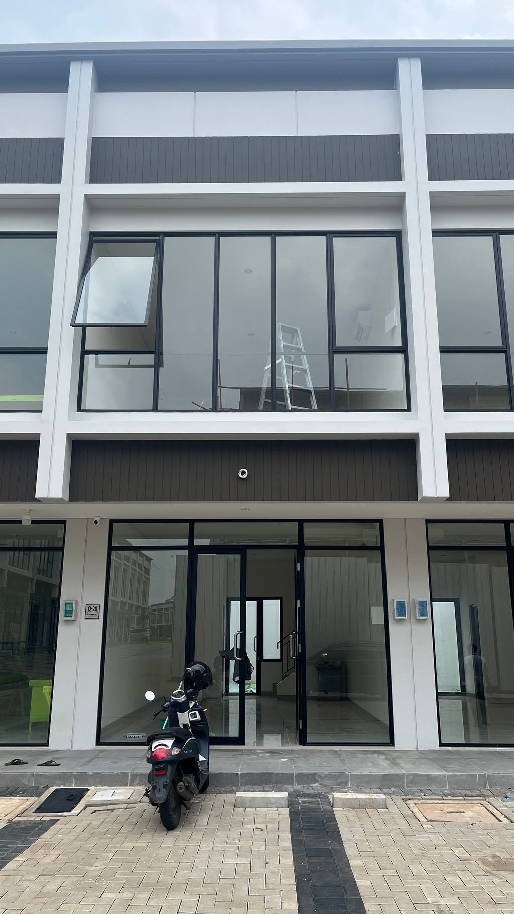 foto tampak rumah tipe Q/20 perumahan Ruko Sorrento Grande East