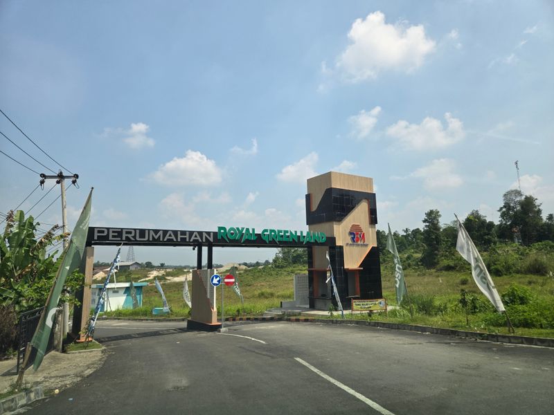 foto gerbang perumahan ROYAL GREEN LAND