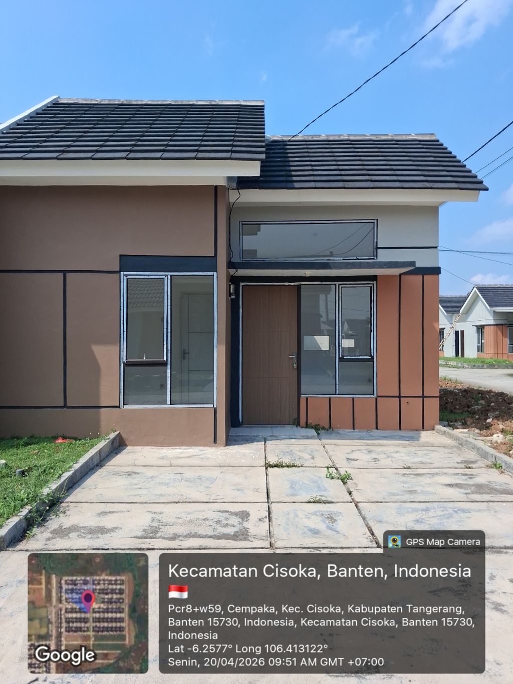foto tampak rumah tipe KOMERSIL 32/90 (F5 - 26) perumahan PURI HARMONI CISOKA 2