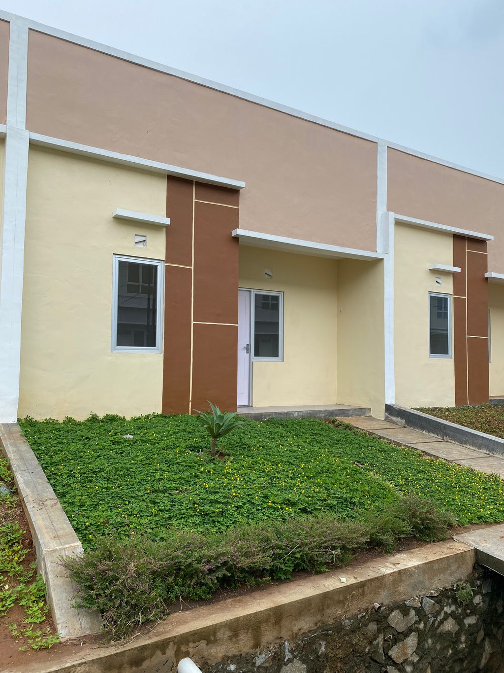 foto tampak rumah tipe 24/66 perumahan SENTRA HILLS TENJO