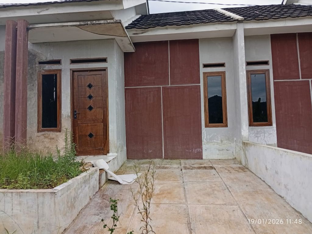foto tampak rumah tipe 30/60 perumahan GREEN HILL LEMBURSITU