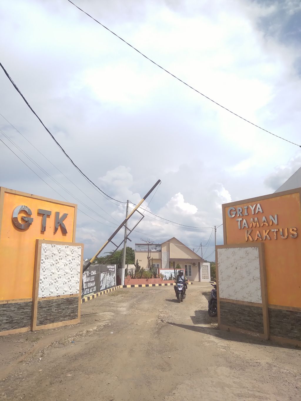 foto gerbang perumahan GRIIYA TAMAN KAKTUS CLUSTER B