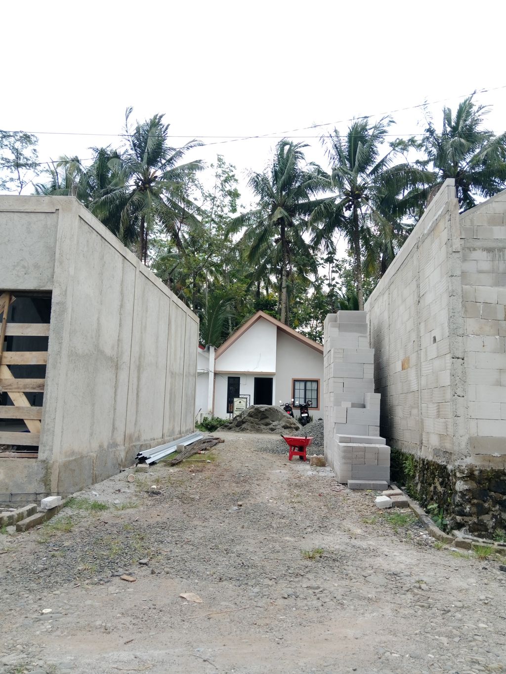 foto gerbang perumahan Mavilla Bantarwaru 2