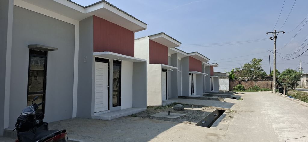 foto gerbang perumahan DELONIX GRIYA MARTUBUNG 3
