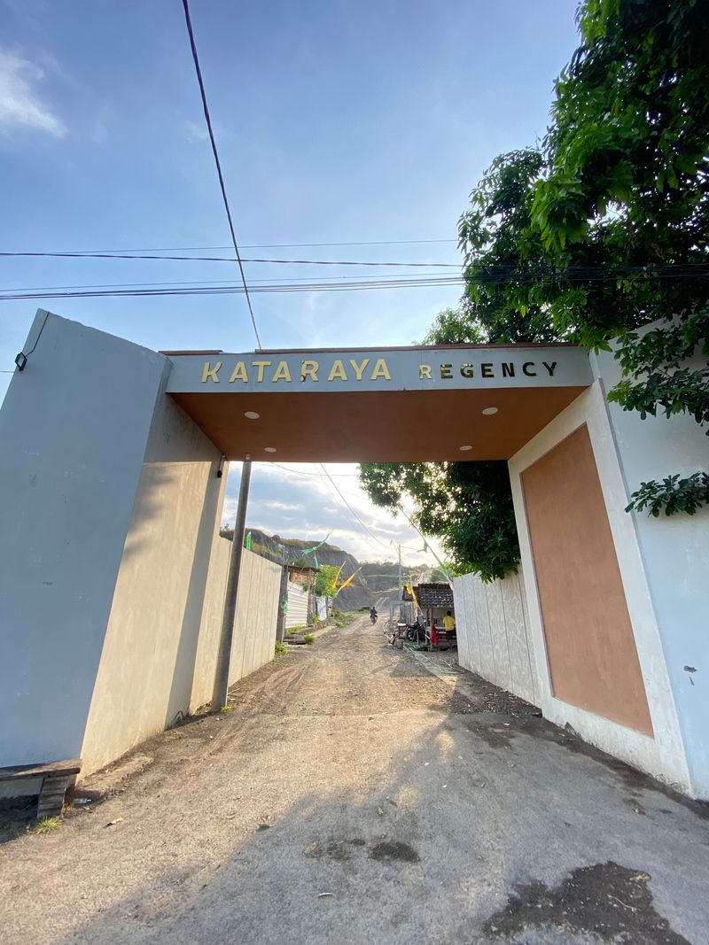 foto gerbang perumahan Kataraya Regency