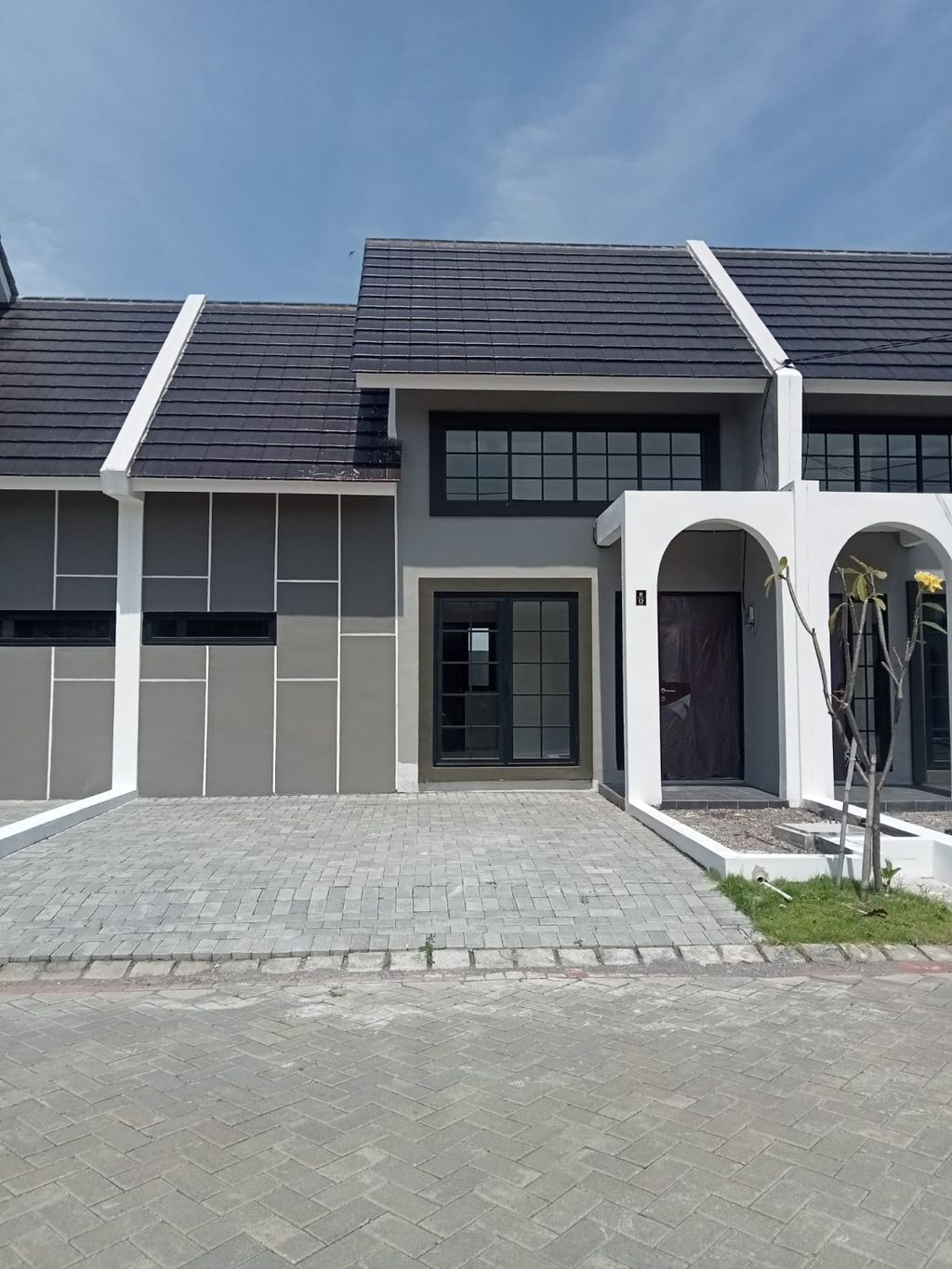 foto tampak rumah tipe Blok B-12 Galan Cluster Kensington perumahan The Anvaya Juanda