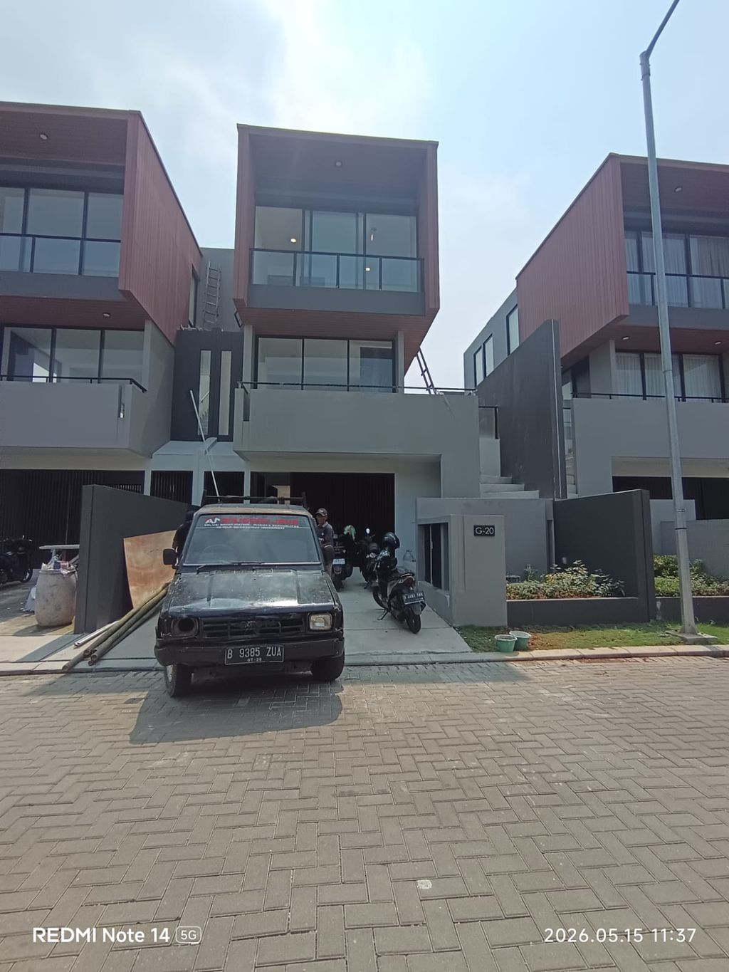 foto tampak rumah tipe Tudor perumahan Shila At Sawangan