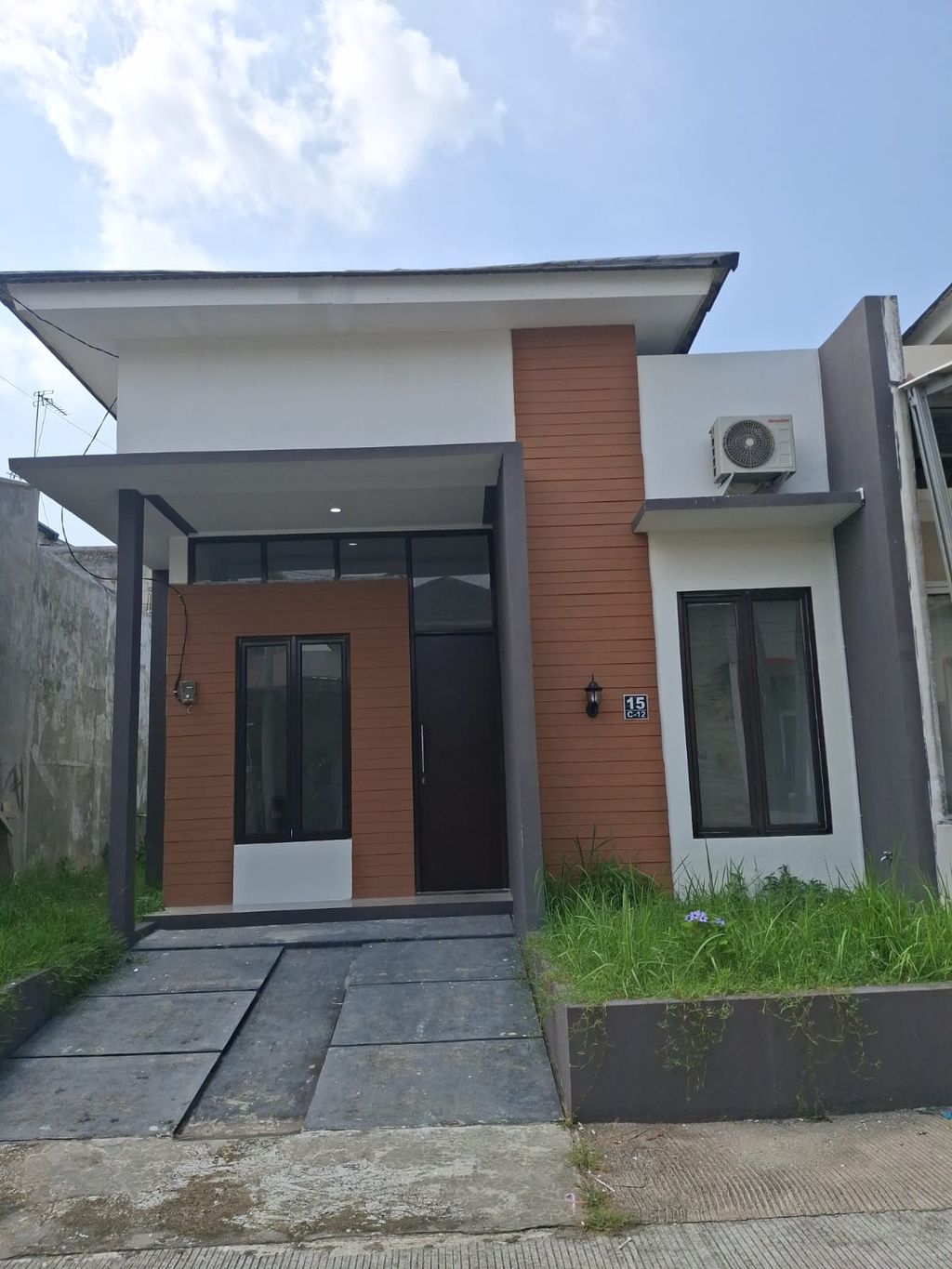 foto tampak rumah tipe GOLD 80/36 PMK 90 100% perumahan CIRUAS LAND