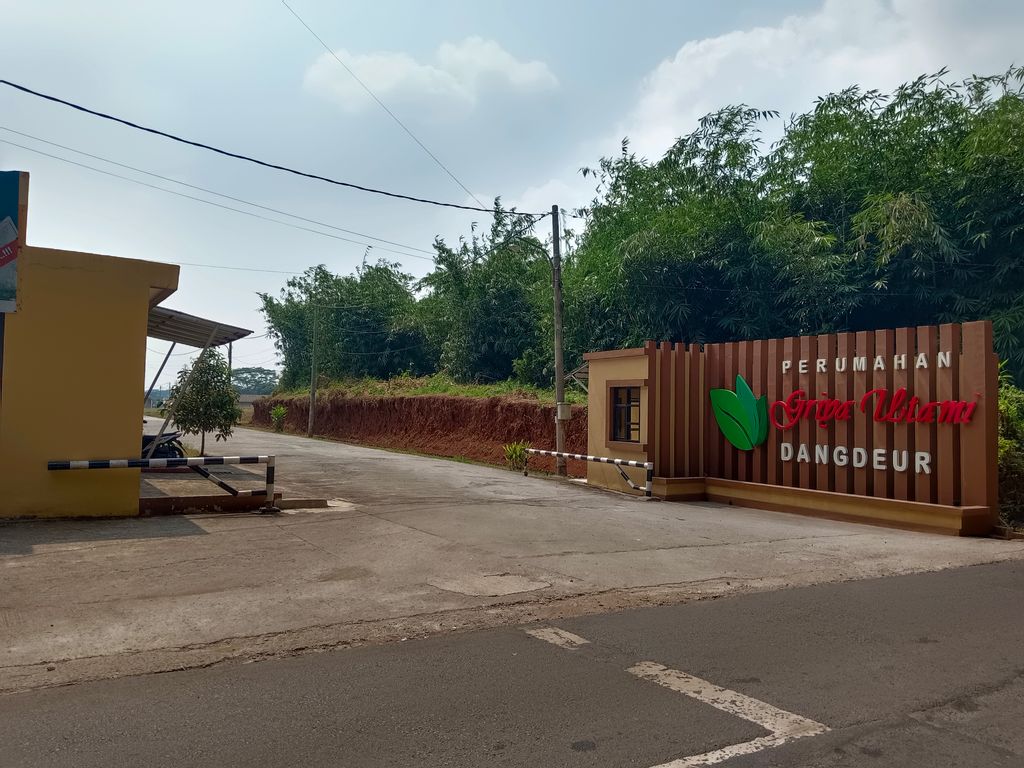 foto gerbang perumahan GRIYA UTAMI DANGDEUR TAHAP III