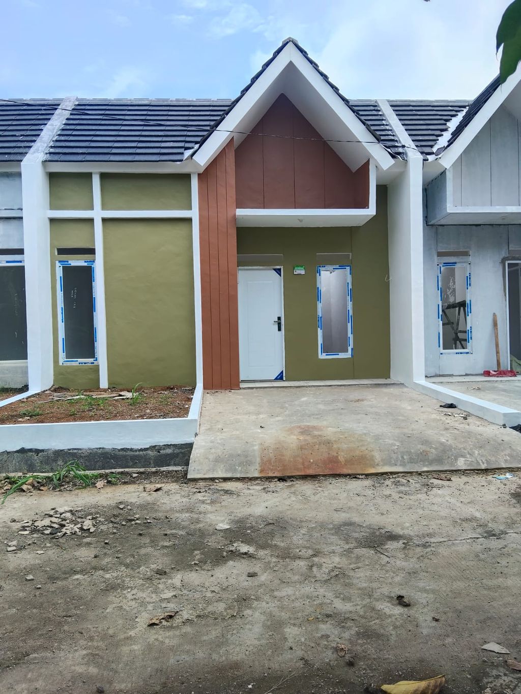 foto tampak rumah tipe 29/60 (komersil) perumahan GRIYA SRIMAHI INDAH