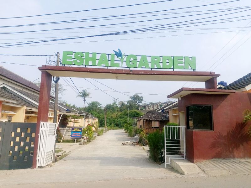 foto gerbang perumahan ESHAL GARDEN