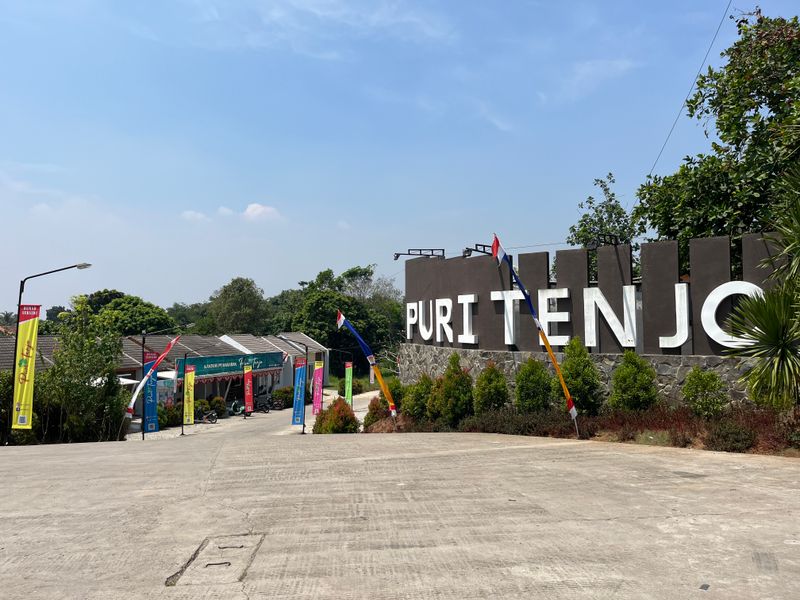 foto gerbang perumahan Puri Tenjo